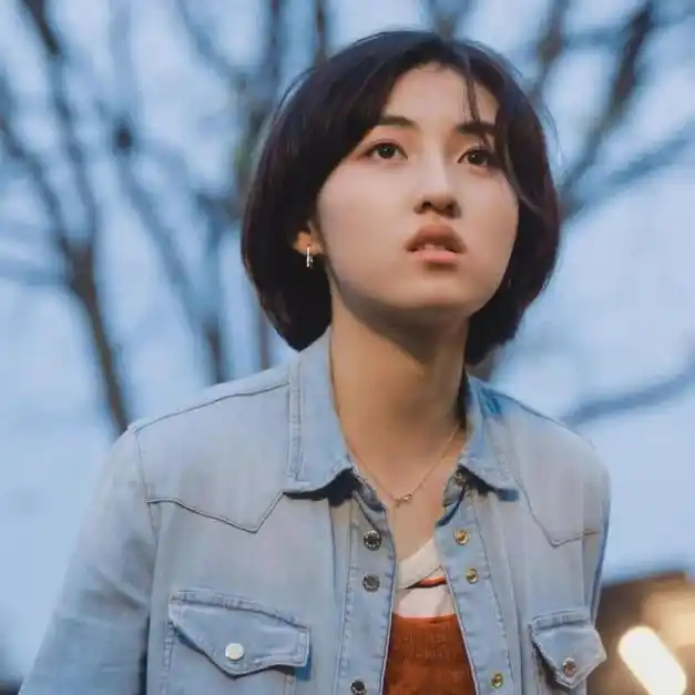 作品无人问津,演技被质疑:和渣男焉栩嘉恋爱后,张子枫被骂惨了|周迅