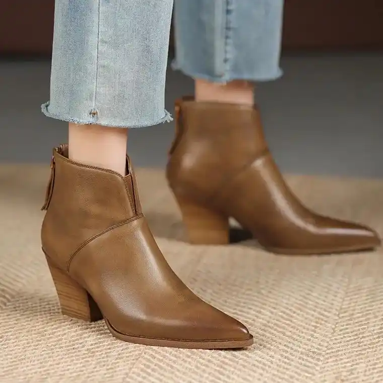 尖头踝靴配收腰西装事半功倍,更中性帅气,眼看着秋天已经过了一 - 抖