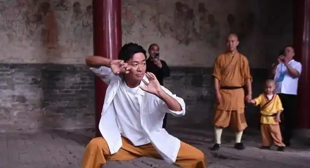 当王宝强回到少林寺时,师兄弟心情很好,他的拳击技术仍然很出色