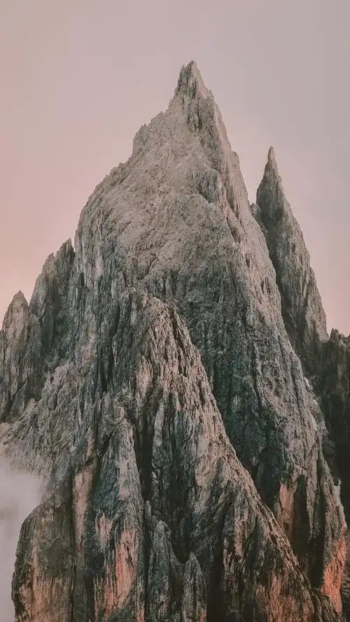 陡峭的山峰景色图片手机壁纸
