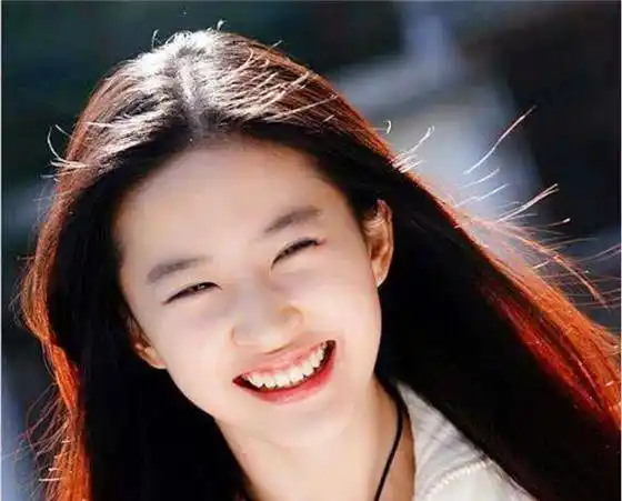 虽然说不至于反差那么大吧,但是刘亦菲开怀大笑的时候,眼睛都快眯成一