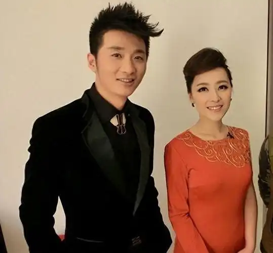 根据网上媒体透露罗彬老婆为周群,不过经过多方面查证发现周群不是