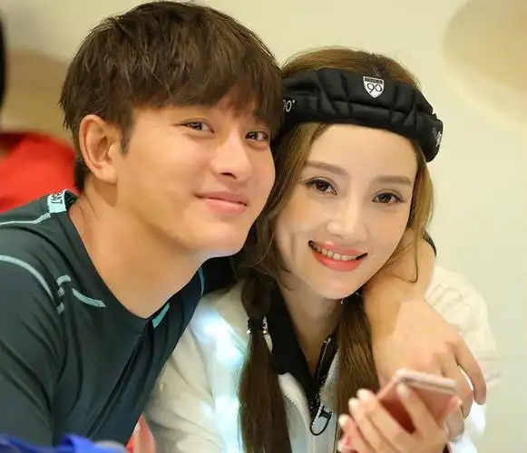 回顾贾乃亮聚会后带美女回家疑似恋情曝光和李小璐复婚无望