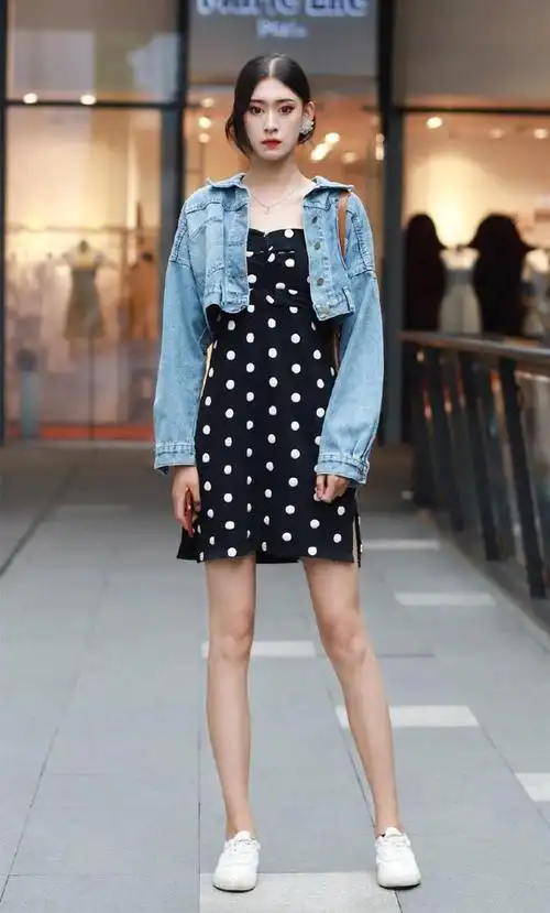 穿连衣裙搭配什么鞋子看看时尚街区的美女是如何搭配的吧