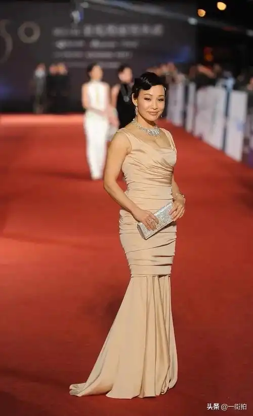 裙子这么紧照样塞,褶皱被撑开,尽显凹凸身材