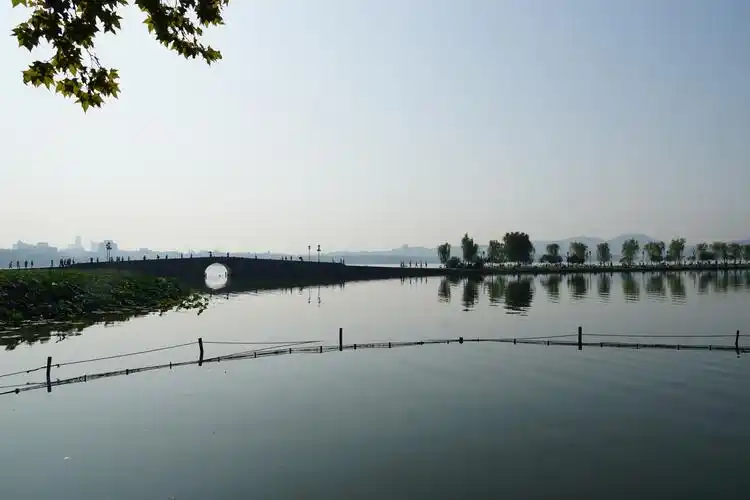 断桥是位于西湖上的一座单拱石拱桥,远远望去湖面上的倒影,似断非断