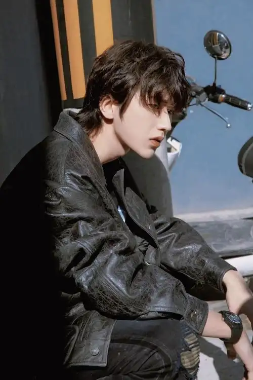 蔡徐坤秋日青空机车大片