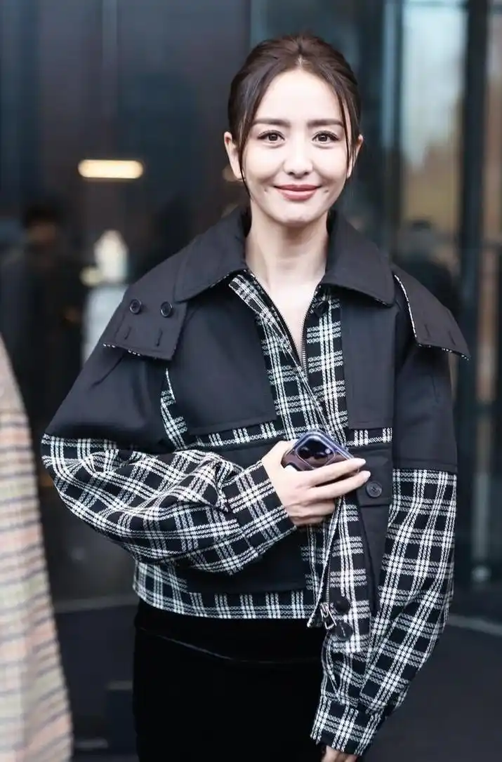 佟丽娅的穿搭问题引发公众讨论 女演员佟丽娅在为电影《我经历过风暴