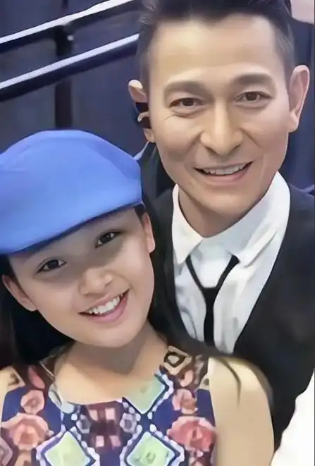 刘德华闺女高调登场,绝美颜值成焦点,她能否超越老辈?