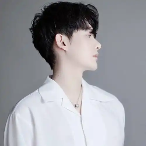 侧脸浅笑_好看的男生头像图片_扣扣居