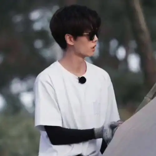 悄悄打工,然后惊艳所有人@任嘉伦allen    搬砖小超头像 | 任嘉伦