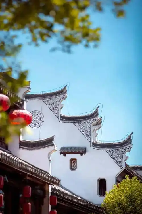 徽派建筑:白墙黛瓦马头墙 回廊挂落花隔窗_民居_徽州_承志