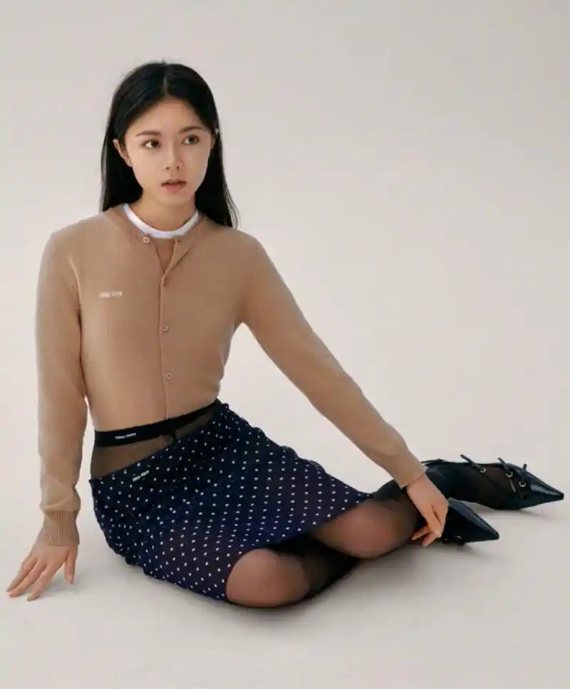 纯欲感满满的#赵今麦# 身穿波点纱裙,透明薄裙与丝袜混搭,俏皮性感