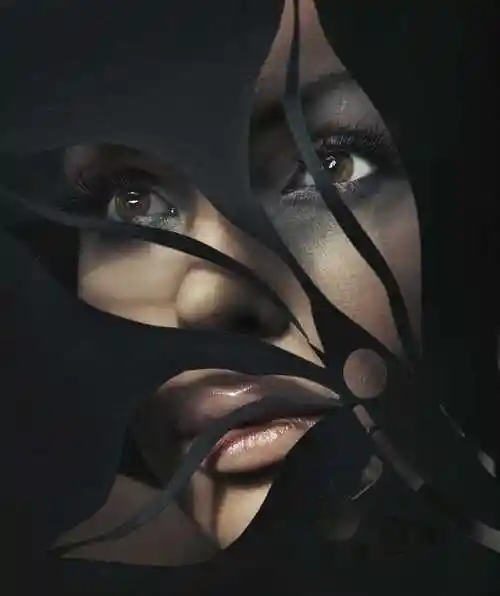 泳池里的性感美女模特