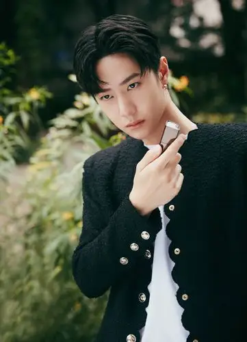 王一博简洁黑白系优雅写真图片