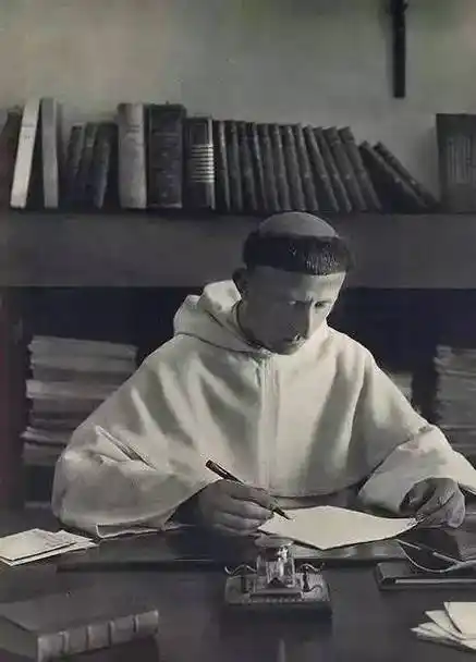 在中世纪,修道院的修士有专属的发型,即所谓的"僧侣式光头"(tonsure)