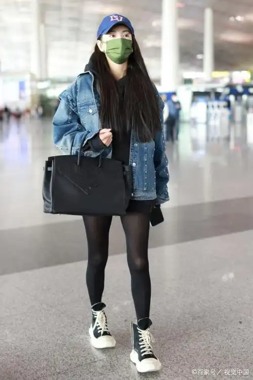 张雨绮身穿牛仔外套搭配短裤现身首都机场