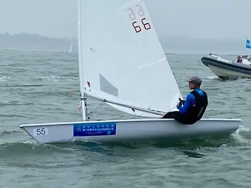 在帆船比赛中,交大高水平帆船队首次参加该项目比赛,获得男子单人艇