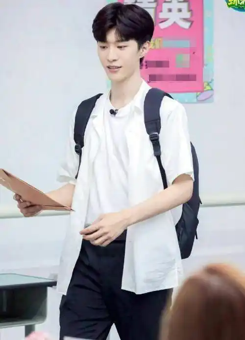 原创关晓彤大他3岁范丞丞叫姐鞠婧祎大他6岁他的称呼却笑懵人