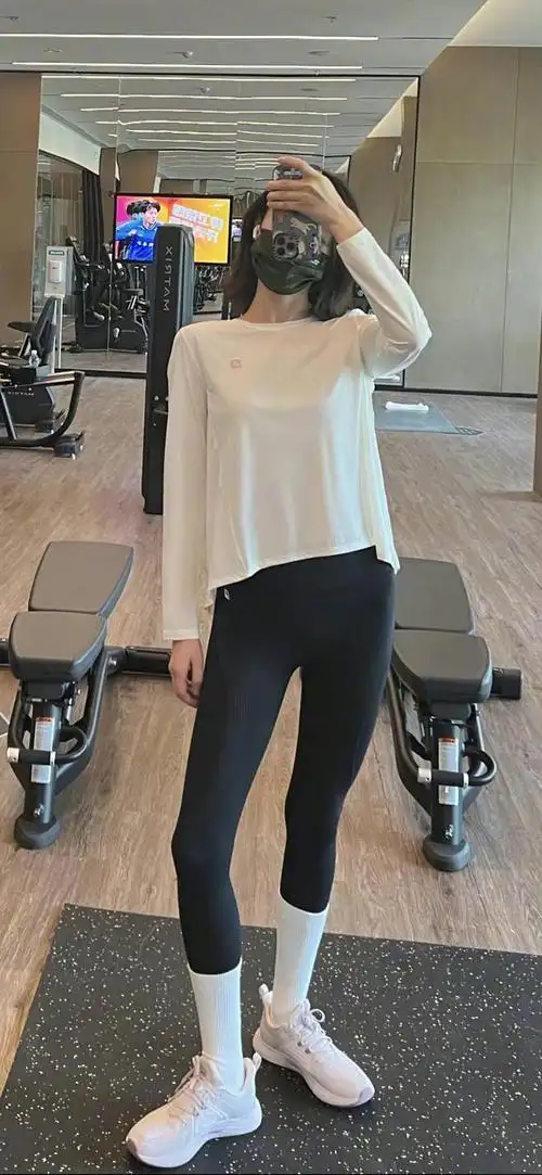 倪妮再次封神拍背影照竟然有蜜桃臀穿紧身运动装比礼服还性感