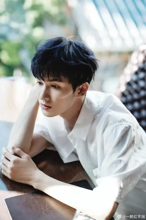 朱正廷 今晚直播造型!顺毛白衬衣!