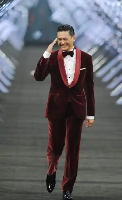 周润发真是西装架子67岁依旧身姿魁梧梳大背头太帅了