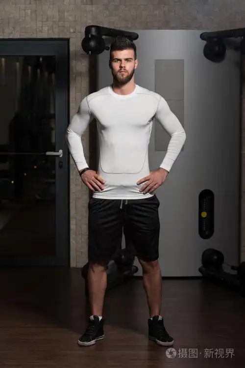 年轻英俊的男人在健身房里摆姿势