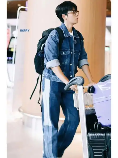 来看看两位少年感十足的男星——许光汉,胡先煦,都是全牛仔穿搭,内搭