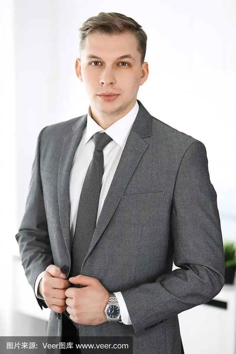 商人笔直地站在办公室里的大头照.成功和商业工作场所的概念
