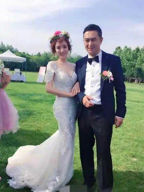 在这部剧中演张嘉译饰演的70后与90后的王晓晨相识相恋到结婚的事情