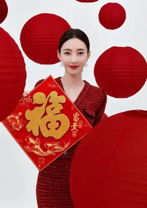 35岁的王丽坤衣品真好穿红色小香风套装似名媛气质很高贵