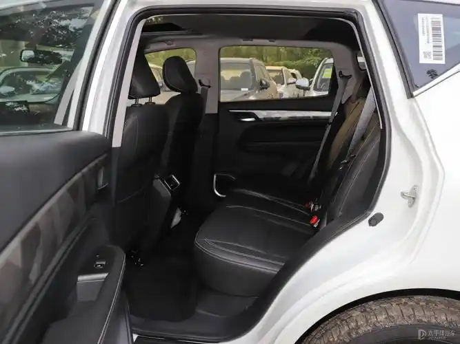 远景x6中控屏尺寸为9英寸,并配备了车联网,carplay,导航路况信息显示