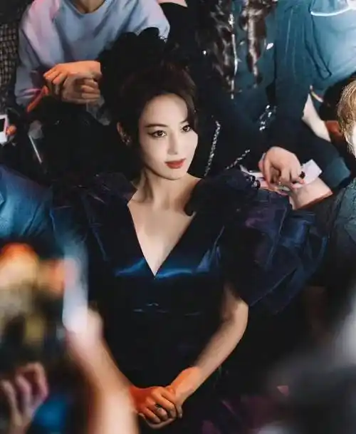 张馨予上海时装周造型,穿蓝色蓬蓬裙,好像一朵盛开的蓝色妖姬.