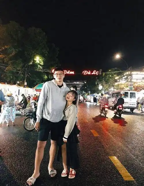 原创女孩身高1米45却爱上1米87的男孩称男友高大能给她安全感