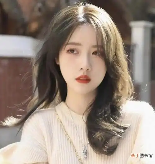 中分长发这种中分的垂肩短发是年轻少女最爱的发型了,利用蓬松中分