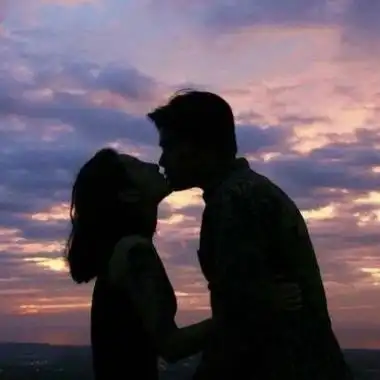 情侣2022头像亲吻拥抱好甜蜜的