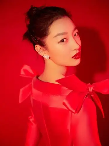近日,周冬雨新造型曝光,身穿正红色缎面红色长裙,搭配红色蝴蝶结,承托