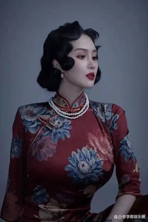 当身材干瘪的女星穿旗袍,总会让人觉着她们像是河边的杨柳,随风飘荡