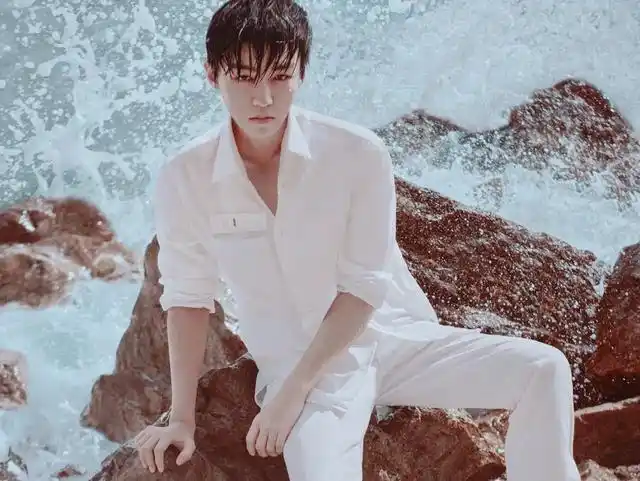 王俊凯海边少年清爽惬意