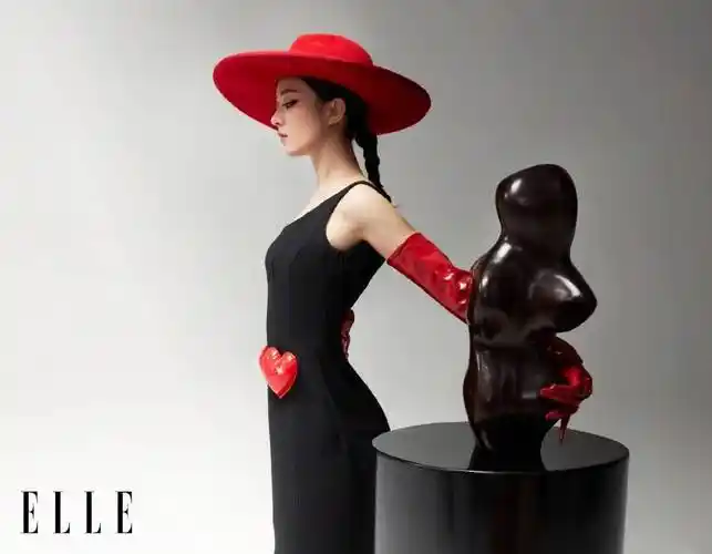 赵丽颖疏离感艺术大片,红黑造型凸显清冷气质,美得让人心动-爱读书