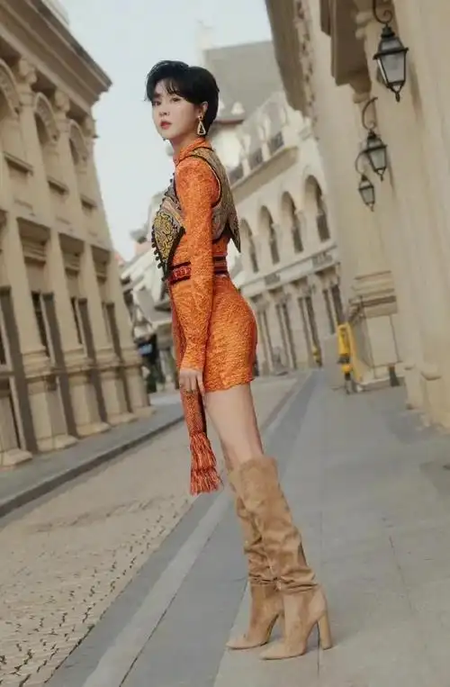 郁可唯穿橙色民族风短裙秀长腿短发干练惊艳迷人