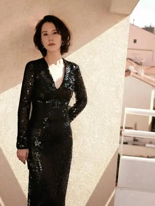 海清的身材被低估了穿v领亮片连衣裙熟女身材果真迷人