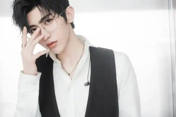 原创蔡徐坤壁纸第100期你笑起来的样子让我的内心也在跟着笑