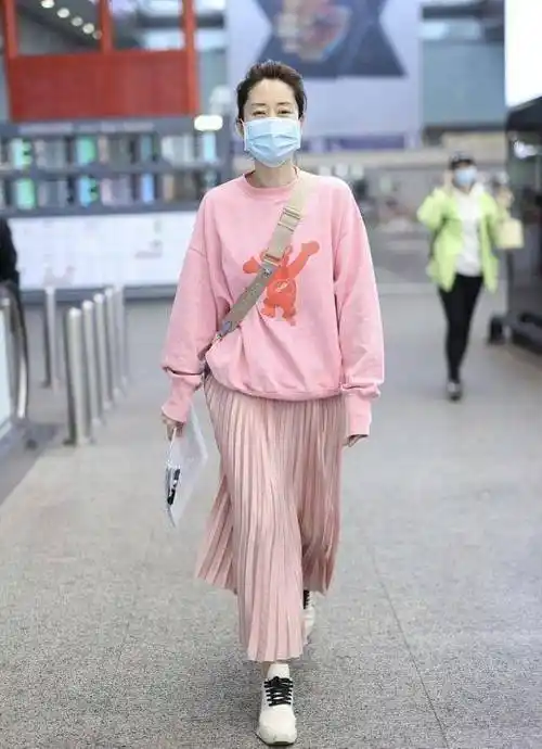 原创原创45岁刘敏涛真会穿衣衬衫阔腿裤旗袍搭卷发古典精致照穿美