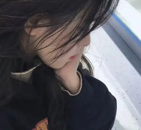 精选高冷微丧的气质女生头像