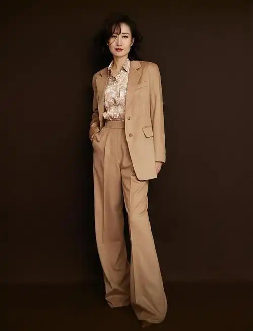 刘敏涛生图素颜状态挺好厚上衣加围巾挺保暖提前进入寒冬期