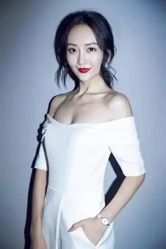 37岁王鸥有多撩人?穿蕾丝上衣配长裤性感撩人,身材超有"料"