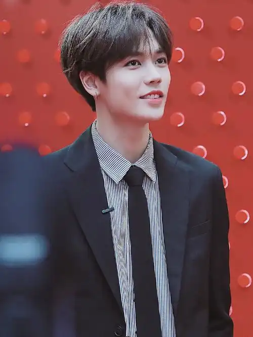 181cm林彦俊西装造型上线搭配条纹衬衫帅出新高度