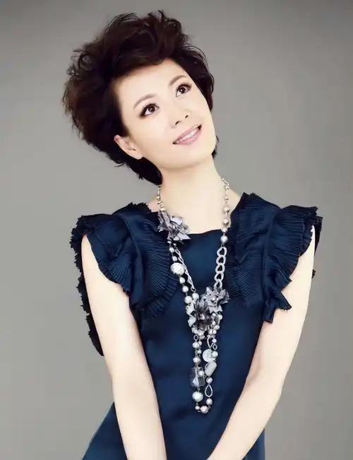 49岁央视女主持李文静,戴假发10多年,坚持与老公成为丁克一族