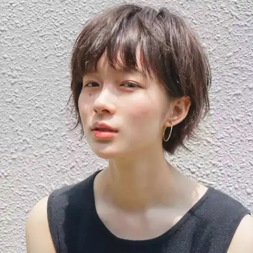 露耳短发到了40岁的年纪了,发型就要干练简单的,露耳短发特别清爽